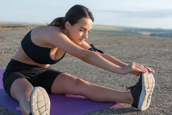 Een Dun Atletisch Meisje Neemt Een Pauze Tussen Lessen Achtergrond — Stockfoto