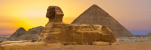 偉大なエジプトのピラミッドを背景にスフィンクス アフリカ ギザ高原 — ストック写真