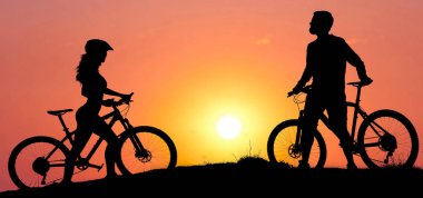 Gün batımında bir çiftin silueti