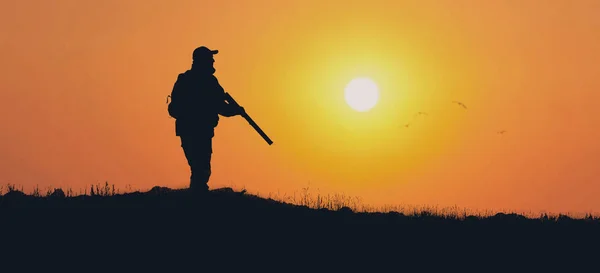 Silhouette Eines Mannes Mit Rucksack Vor Dem Hintergrund Des Sonnenuntergangs — Stockfoto