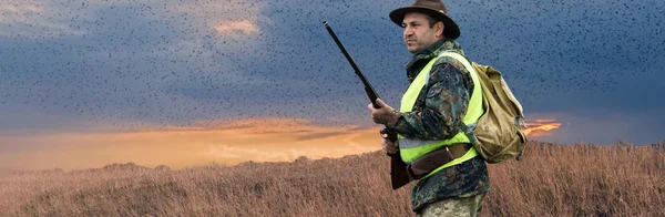 Ein Jäger Mit Einem Gewehr Der Hand Jagdkleidung Herbstlichen Wald — Stockfoto