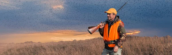 Ein Jäger Mit Einem Gewehr Der Hand Jagdkleidung Herbstlichen Wald — Stockfoto