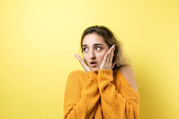 Mujer Joven Con Pelo Amarillo Cara Sorprendida Mirando Cámara Aislada — Foto de Stock
