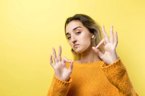 Mulher Bonita Com Cabelos Longos Fundo Amarelo — Fotografia de Stock