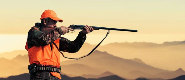 Man Gun His Hands Orange Vest Pheasant Hunt Wooded Area — Stock Photo, Image