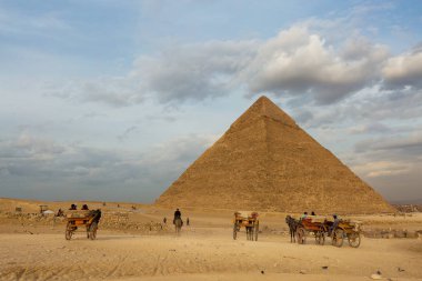 Kahire 'deki kum çölünde meşhur Giza Piramitleri