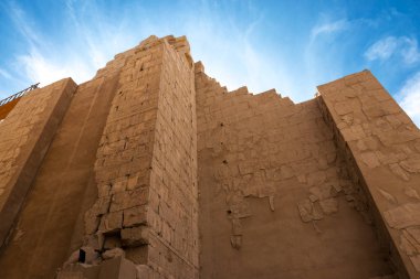 Mısır 'daki Karnak Tapınağı' nın kalıntıları (Teb). Dünyanın en büyük antik tapınak kompleksi. UNESCO Dünya Mirası.