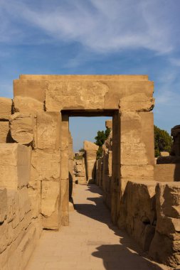 Mısır 'daki Karnak Tapınağı' nın kalıntıları (Teb). Dünyanın en büyük antik tapınak kompleksi. UNESCO Dünya Mirası.