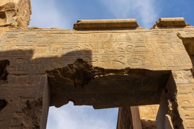 Mısır 'daki Karnak Tapınağı' nın kalıntıları (Teb). Dünyanın en büyük antik tapınak kompleksi. UNESCO Dünya Mirası.