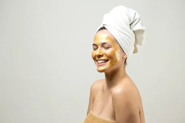 Retrato Beleza Mulher Toalha Branca Cabeça Com Máscara Nutritiva Dourada — Fotografia de Stock