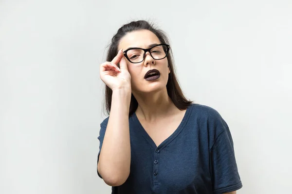 Image Jeune Femme Excitée Avec Des Lunettes Caméra Une Idée — Photo