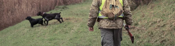 Período Caza Temporada Otoño Abierta Cazador Con Arma Sus Manos — Foto de Stock