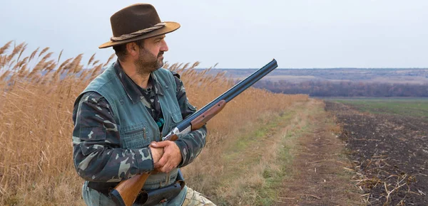 Hunter Gun His Hands Hunting Clothes Autumn Forest Search Trophy — Stock Photo, Image