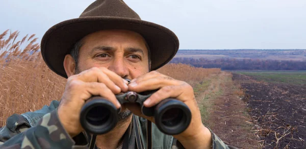 Hunter Hat Binoculars Looks Out Prey Backdrop Beautiful Evening — Stock Photo, Image