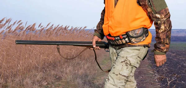 Een Jager Met Een Pistool Zijn Handen Jachtkleding Het Herfstbos — Stockfoto