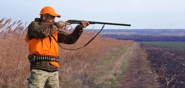 Ein Jäger Mit Einem Gewehr Der Hand Jagdkleidung Herbstlichen Wald — Stockfoto