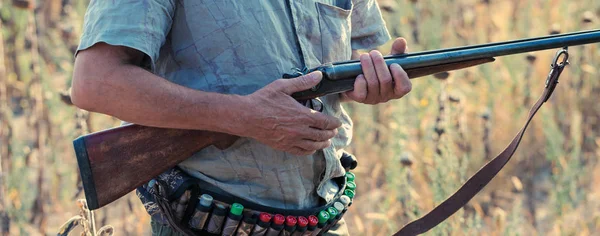 Egy Vadász Fegyverrel Kezében Aki Ruhákra Vadászik Őszi Erdőben Trófeát — Stock Fotó