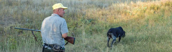 Cacciatore Con Una Pistola Mano Abiti Caccia Nella Foresta Autunnale — Foto Stock