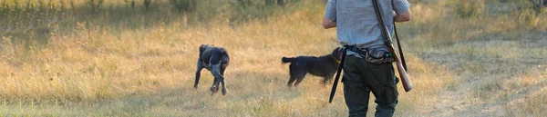 Ένας Κυνηγός Ένα Όπλο Στα Χέρια Του Ρούχα Κυνηγιού Στο — Φωτογραφία Αρχείου