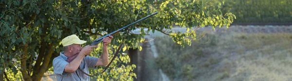 Cacciatore Con Una Pistola Mano Abiti Caccia Nella Foresta Autunnale — Foto Stock