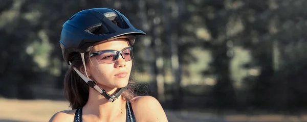 Dziewczyna Rowerze Górskim Offroad Piękny Portret Rowerzysty Zachodzie Słońca Fitness — Zdjęcie stockowe