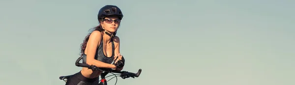 Ragazza Mountain Bike Fuori Strada Bellissimo Ritratto Ciclista Tramonto Fitness — Foto Stock