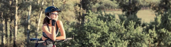 Dívka Horském Kole Offroad Krásný Portrét Cyklisty Při Západu Slunce — Stock fotografie