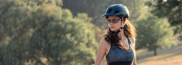 Dağ Bisikletli Bir Kız Gün Batımında Bir Bisikletçinin Güzel Portresi — Stok fotoğraf