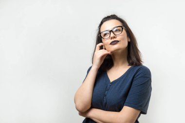 Duvara çizilmiş bir ampul şeklinde bir fikir ve iş planı üzerinde düşünen bir kız..
