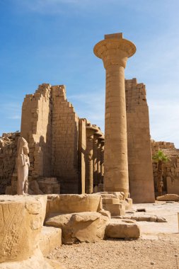 Mısır 'daki Karnak Tapınağı' nın kalıntıları (Teb). Dünyanın en büyük antik tapınak kompleksi. UNESCO Dünya Mirası.