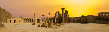 Mısır 'daki Karnak Tapınağı' nın kalıntıları (Teb). Dünyanın en büyük antik tapınak kompleksi. UNESCO Dünya Mirası.