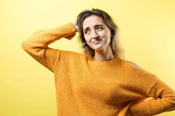 Porträt Eines Schönen Mädchens Orangefarbenen Pullover Blickt Mit Nachdenklicher Miene — Stockfoto