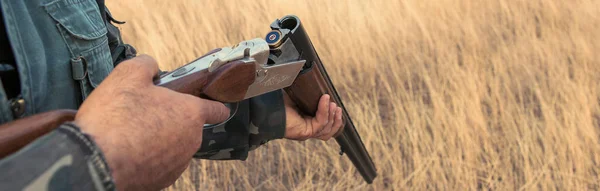 Jachtperiode Herfstseizoen Geopend Een Jager Met Een Pistool Zijn Handen — Stockfoto