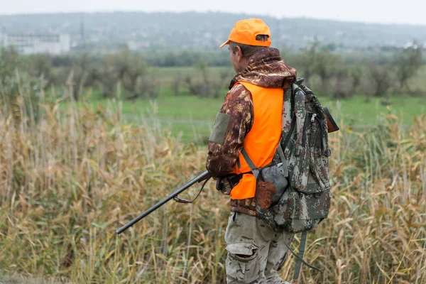 Hombre Con Arma Sus Manos Chaleco Naranja Una Cacería Faisanes —  Fotos de Stock