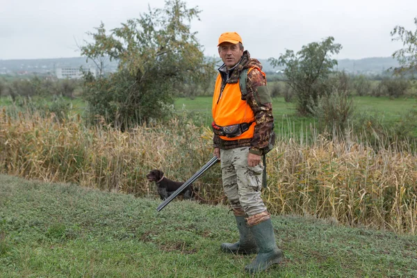 Hombre Con Arma Sus Manos Chaleco Naranja Una Cacería Faisanes —  Fotos de Stock