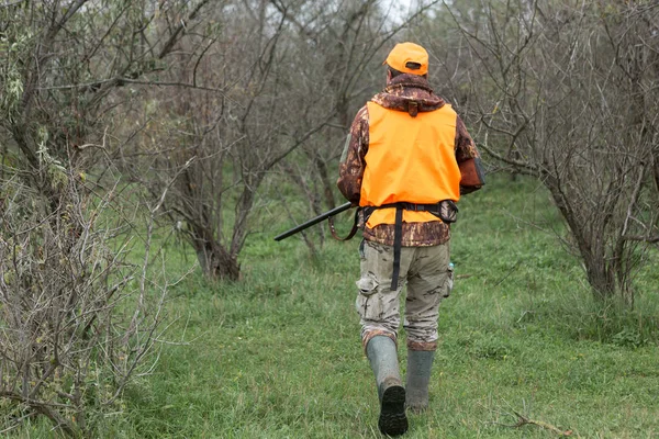 Muž Pistolí Rukou Oranžovou Vestou Lovu Bažantů Zalesněné Oblasti Zataženého — Stock fotografie