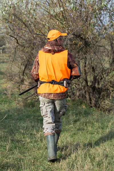 Hombre Con Arma Sus Manos Chaleco Naranja Una Cacería Faisanes —  Fotos de Stock