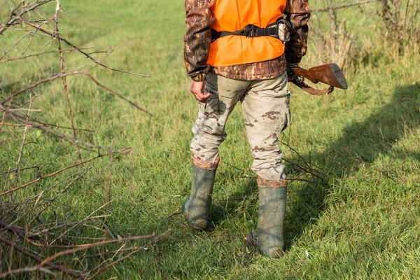 Man Med Pistol Händerna Och Orange Väst Fasanjakt Ett Skogsområde — Stockfoto