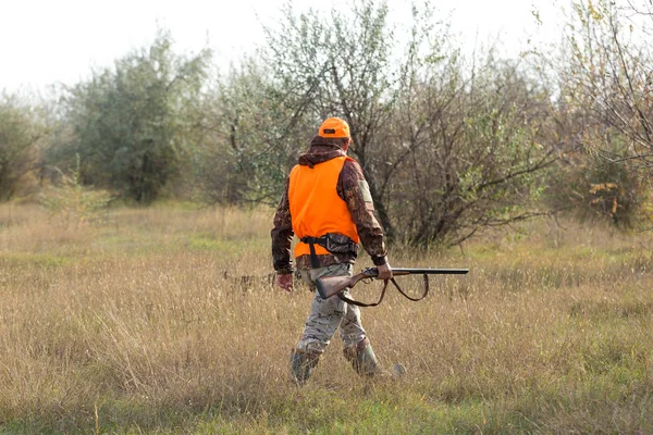 Muž Pistolí Rukou Oranžovou Vestou Lovu Bažantů Zalesněné Oblasti Zataženého — Stock fotografie