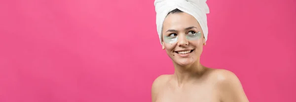 Menina Bonita Nova Uma Toalha Branca Sua Cabeça Usa Manchas — Fotografia de Stock