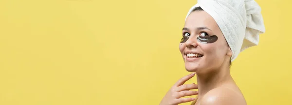 Menina Bonita Nova Uma Toalha Branca Sua Cabeça Usa Manchas — Fotografia de Stock