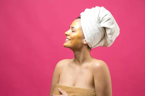 Retrato Beleza Mulher Toalha Branca Cabeça Com Máscara Nutritiva Dourada — Fotografia de Stock
