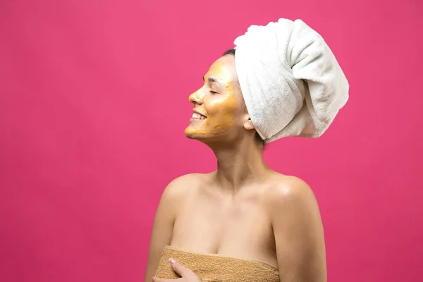 Schoonheidsportret Van Vrouw Witte Handdoek Hoofd Met Gouden Voedende Masker — Stockfoto