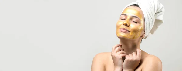 Schoonheidsportret Van Vrouw Witte Handdoek Hoofd Met Gouden Voedende Masker — Stockfoto