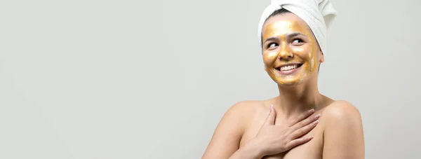 Bellezza Ritratto Donna Asciugamano Bianco Sulla Testa Con Maschera Nutriente — Foto Stock