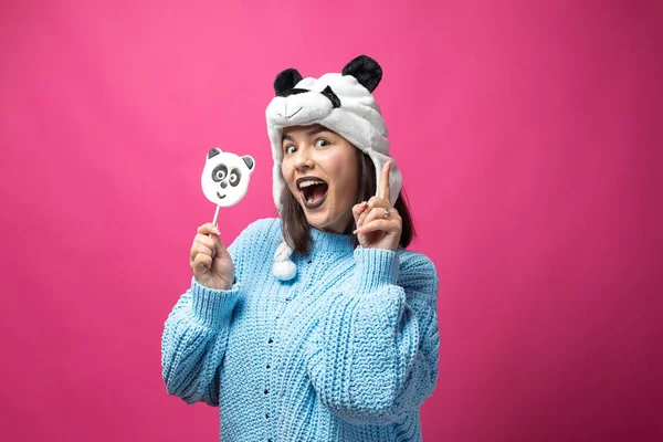 Funny Jeune Fille Debout Avec Délicieux Panda Sucette Dans Main — Photo