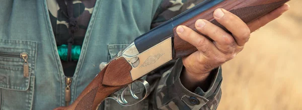 Jagdzeit Herbstsaison Geöffnet Ein Jäger Mit Gewehr Der Hand Jagdkleidung — Stockfoto