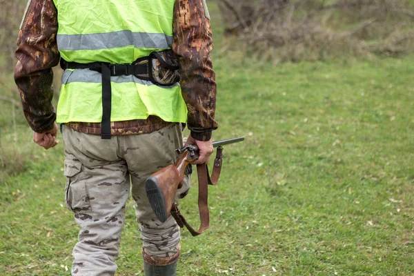 Lovecké Období Podzimní Období Otevřeno Lovec Pistolí Rukou Loveckém Oblečení — Stock fotografie