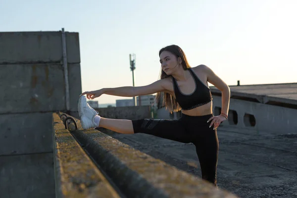 Young Slim Athletic Girl Sportswear Snakeskin Prints Performs Set Exercises — Stock Photo, Image