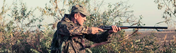 Egy Férfi Fegyverrel Kezében Zöld Mellénnyel Fácánvadászaton Egy Erdős Területen — Stock Fotó